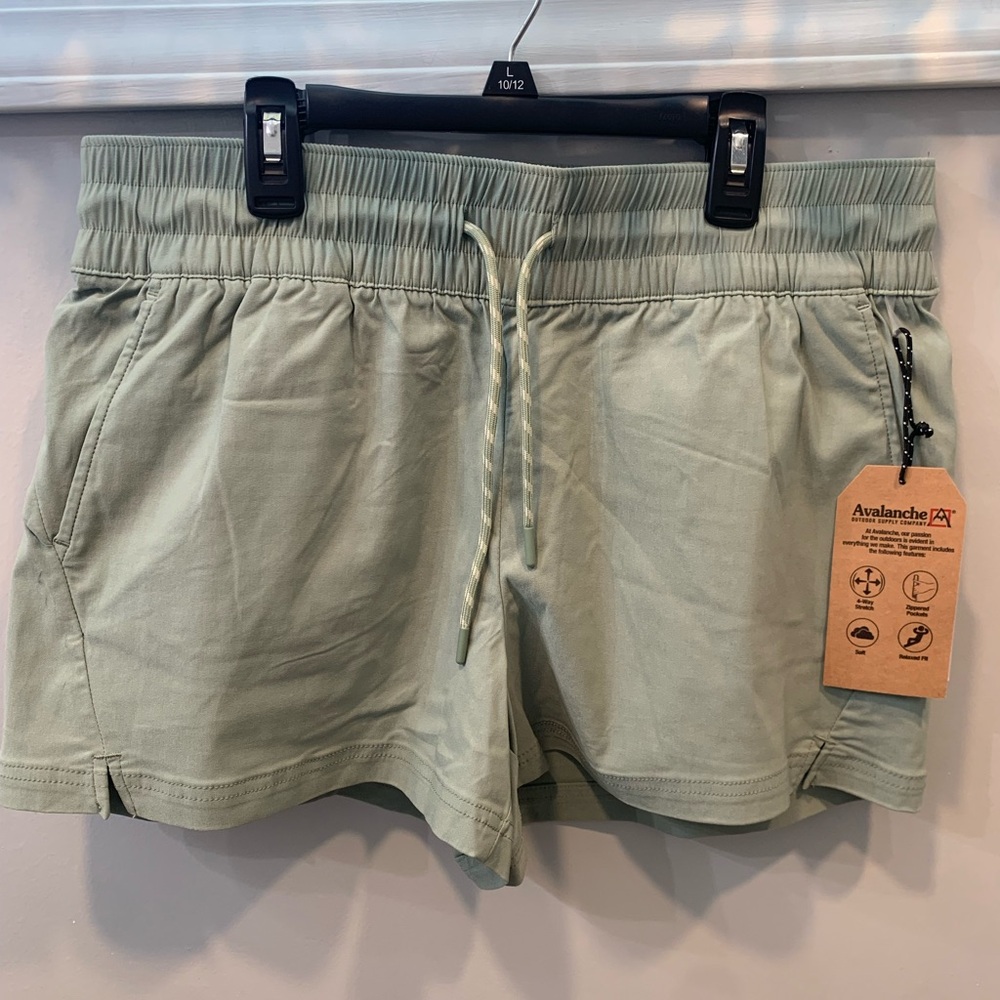 Avalanche Sage Green Outdoor Shorts with drawstring size L NWT